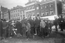 832016 Afbeelding van de veemarkt op het Vredenburg te Utrecht, met een zieke koe .